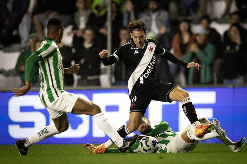 NUNO GANHA ESPAÇO NO VASCO COM GOLS E INTELIGÊNCIA