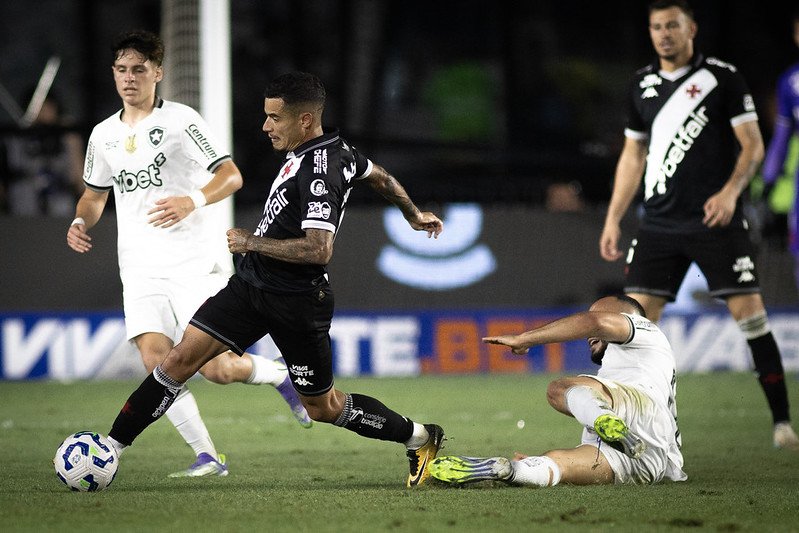COUTINHO BRILHOU EM GOLEADA HISTÓRICA NO NILTON SANTOS