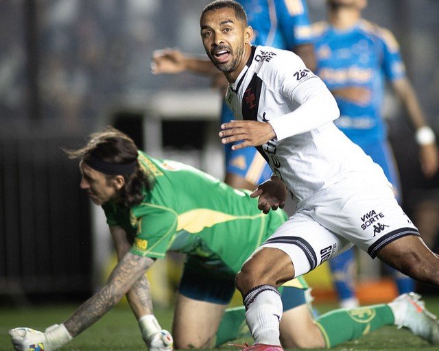 PAULO HENRIQUE VIRA PEÇA FUNDAMENTAL NO VASCO E MIRA SELEÇÃO