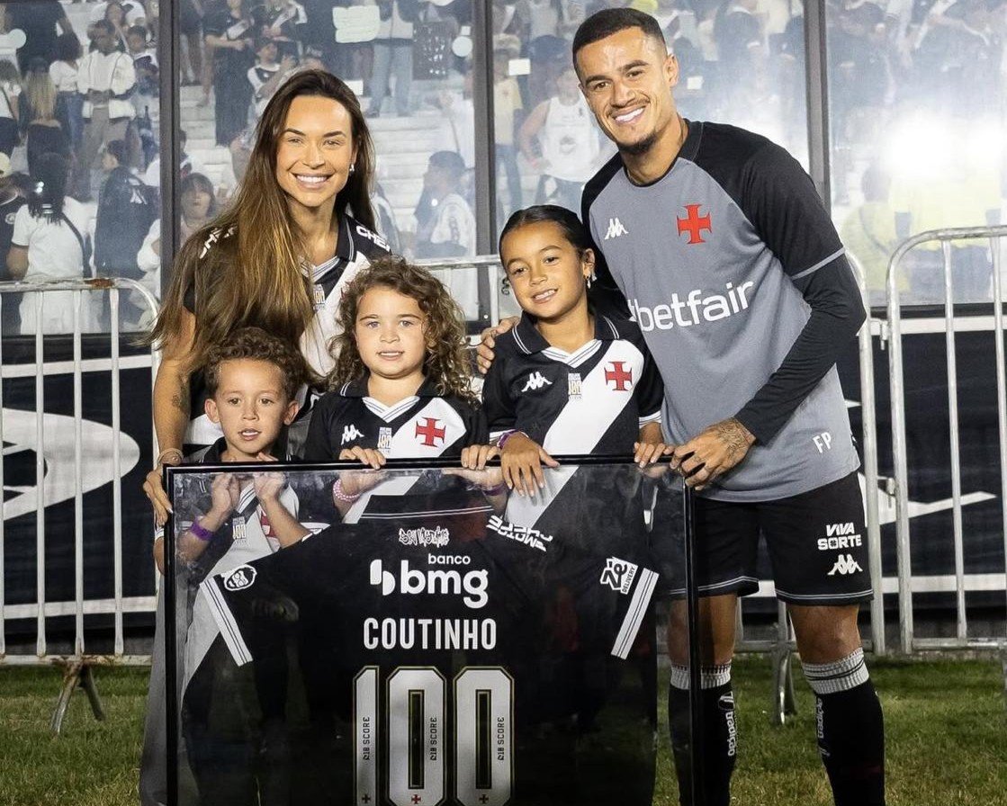 COUTINHO CENTENÁRIO COM A CAMISA DO VASCO E GOLAÇO DE FALTA