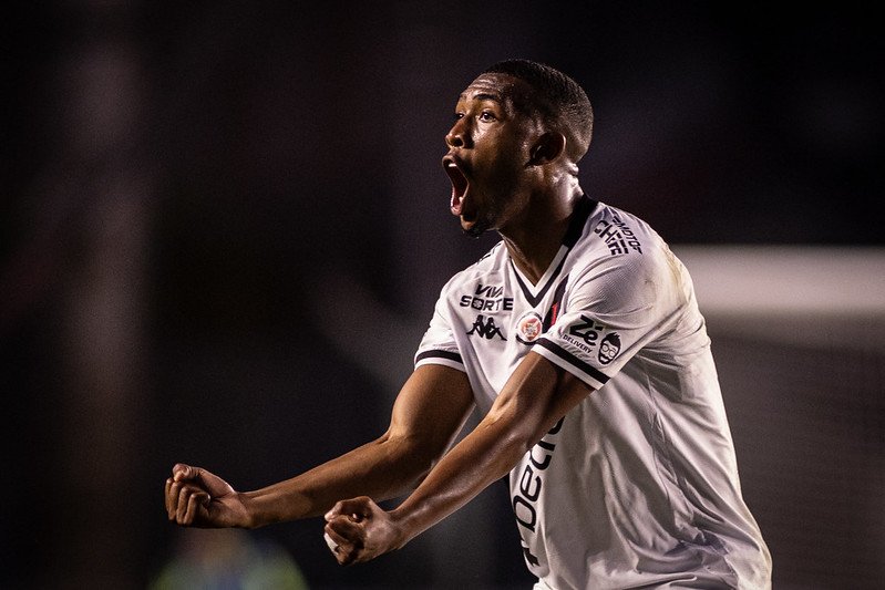 IMPRENSA PORTUGUESA TRATA JOIA DO VASCO COMO ´NOVO HULK´