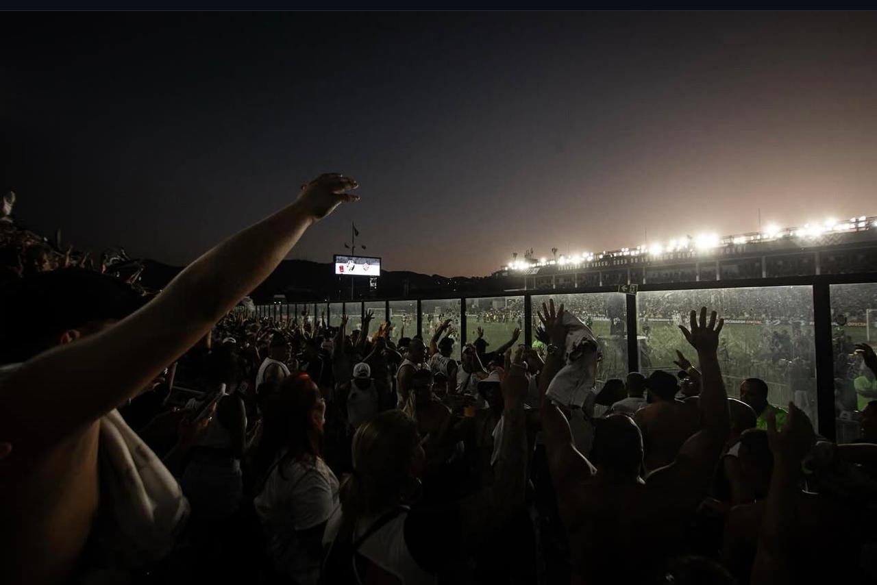 FANÁTICOS VASCAÍNOS MOSTRAM PAIXÃO PELO VASCO EM TODO BRASIL