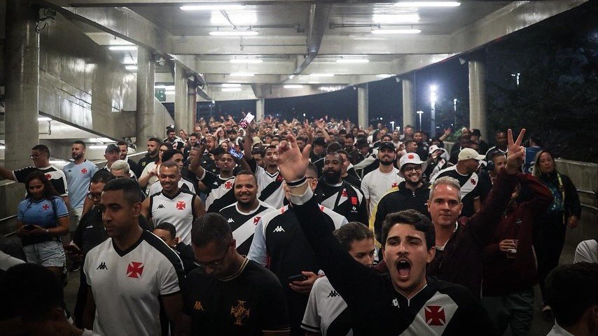 TORCIDA DO VASCO FAZ A FESTA NO MARACANÃ