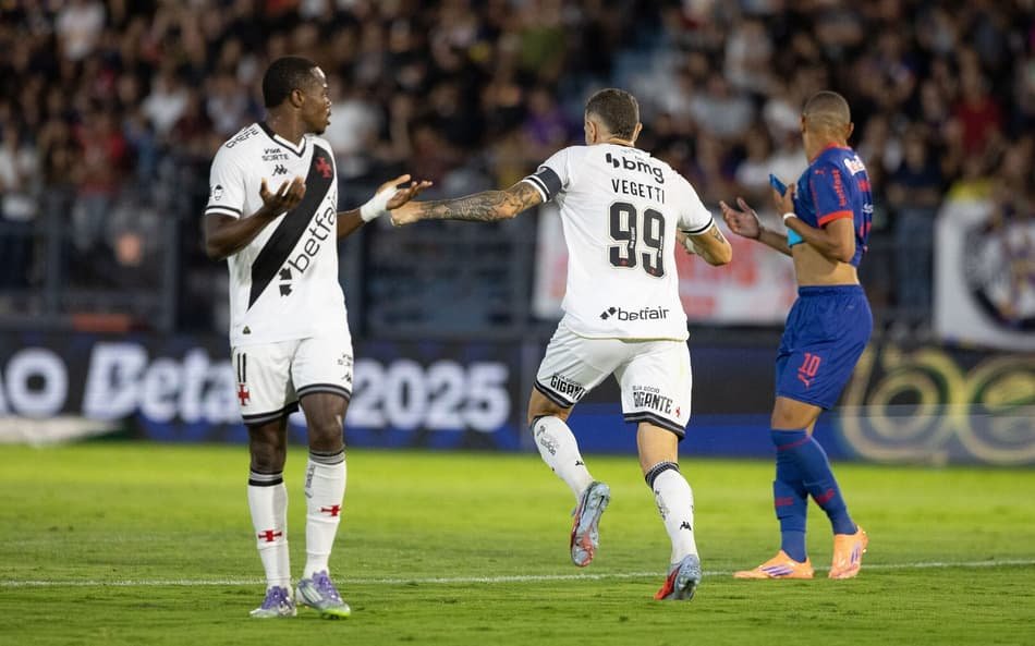 VEGETTI TEM RESPEITO E TORCEDOR ABRAÇA CAPITÃO DO VASCO