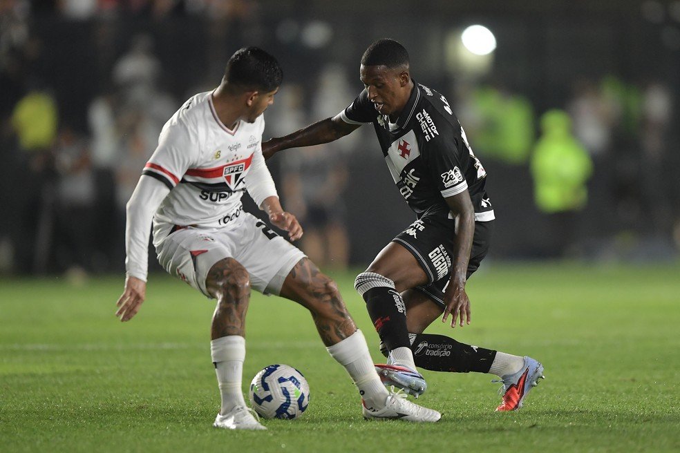 RJ - RIO DE JANEIRO - 02/11/2025 - BRASILEIRO A 2025, VASCO X SAO PAULO - Rayan jogador do Vasco durante partida contra o Sao Paulo no estadio Sao Januario pelo campeonato Brasileiro A 2025. Foto: Thiago Ribeiro/AGIF