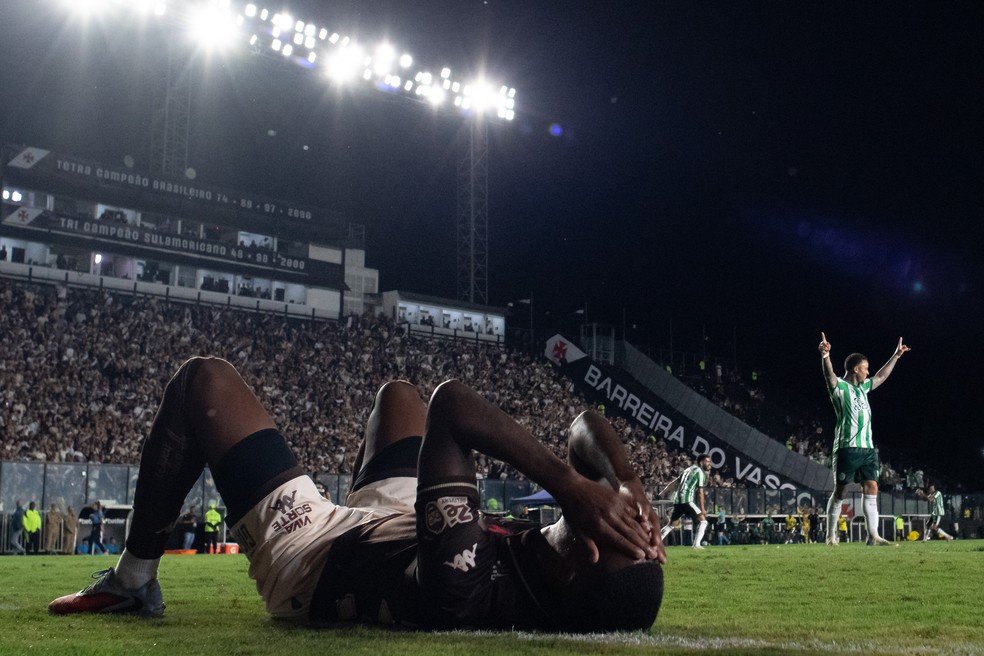 RJ - RIO DE JANEIRO - 08/11/2025 - BRASILEIRO A 2025, VASCO X JUVENTUDE - Robert Renan jogador do Vasco durante partida contra o Juventude no estadio Sao Januario pelo campeonato Brasileiro A 2025. Foto: Jorge Rodrigues/AGIF