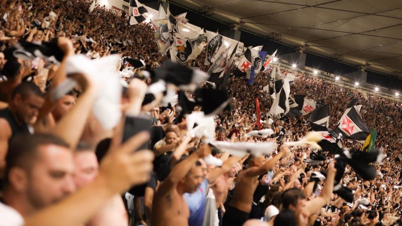 TORCIDA DO VASCO DÁ SHOW NA VIRADA EM CIMA DO FLU