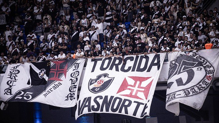 TORCIDA DO VASCO ABRAÇA O TIME EM NOITE DOS GRINGOS