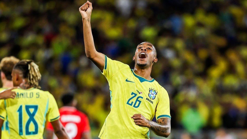 Cria Rayan embala o Maracanã em goleada brasileira