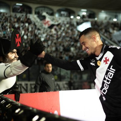 COUTINHO VIBRA COM NOVA FASE NO VASCO