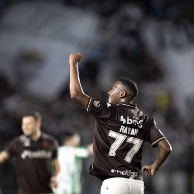 TRIO DO VASCO VIVE MOMENTOS DISTINTOS NA RETA FINAL DE 2025