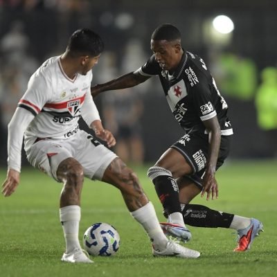 RJ - RIO DE JANEIRO - 02/11/2025 - BRASILEIRO A 2025, VASCO X SAO PAULO - Rayan jogador do Vasco durante partida contra o Sao Paulo no estadio Sao Januario pelo campeonato Brasileiro A 2025. Foto: Thiago Ribeiro/AGIF