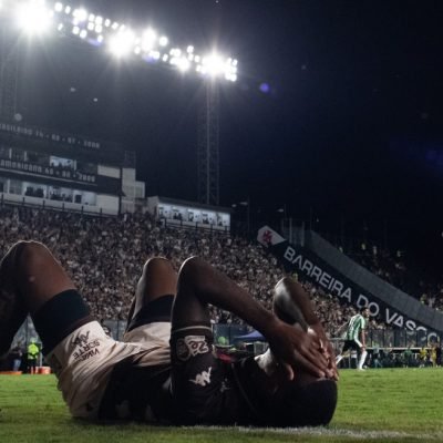 RJ - RIO DE JANEIRO - 08/11/2025 - BRASILEIRO A 2025, VASCO X JUVENTUDE - Robert Renan jogador do Vasco durante partida contra o Juventude no estadio Sao Januario pelo campeonato Brasileiro A 2025. Foto: Jorge Rodrigues/AGIF
