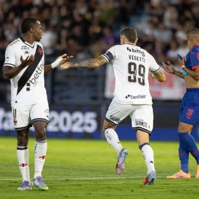VEGETTI TEM RESPEITO E TORCEDOR ABRAÇA CAPITÃO DO VASCO